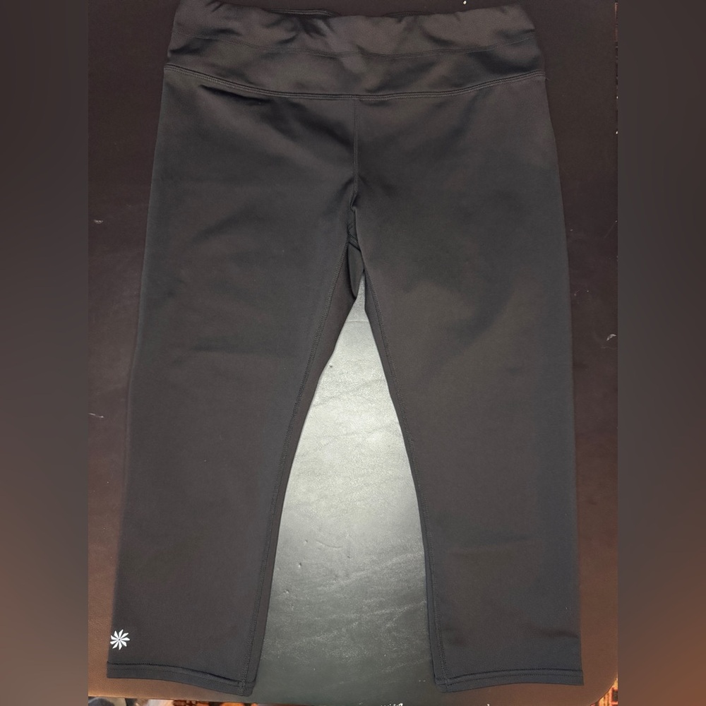 LIKE NEW- Athleta Women’s Black Crop Leggings